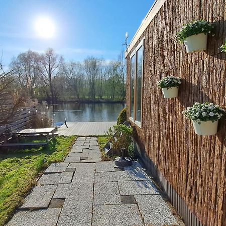 Het Witte Chalet Aan Het Water Van Monumentaal Fort Ooltgensplaat Buitenkant foto