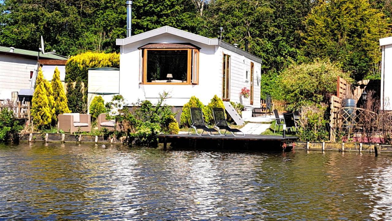Het Witte Chalet Aan Het Water Van Monumentaal Fort Ooltgensplaat Buitenkant foto