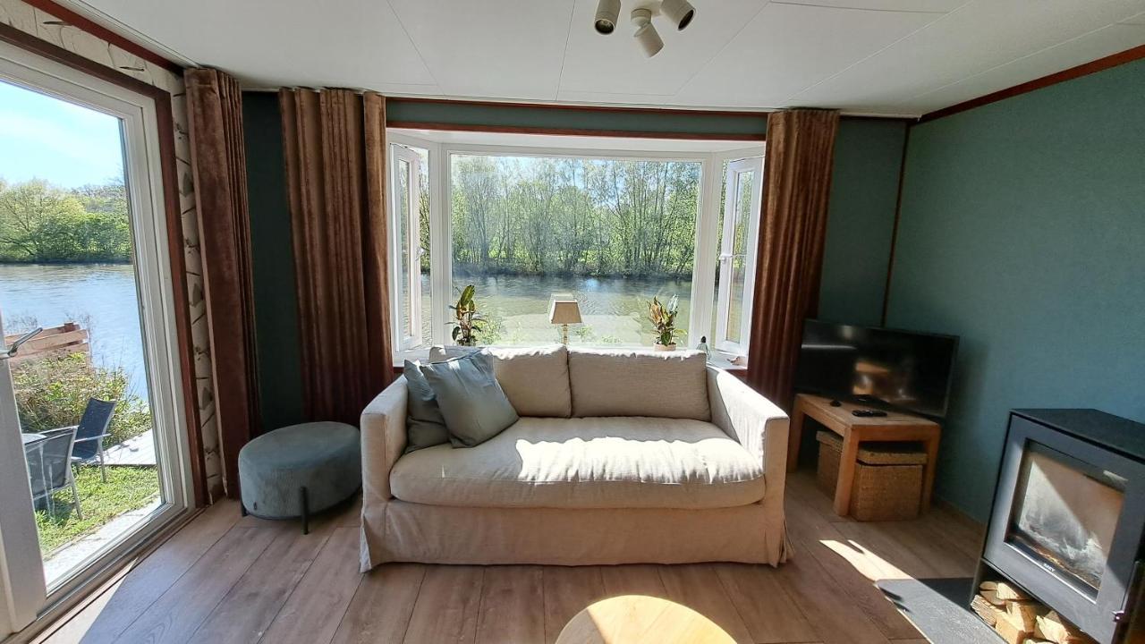 Het Witte Chalet Aan Het Water Van Monumentaal Fort Ooltgensplaat Buitenkant foto