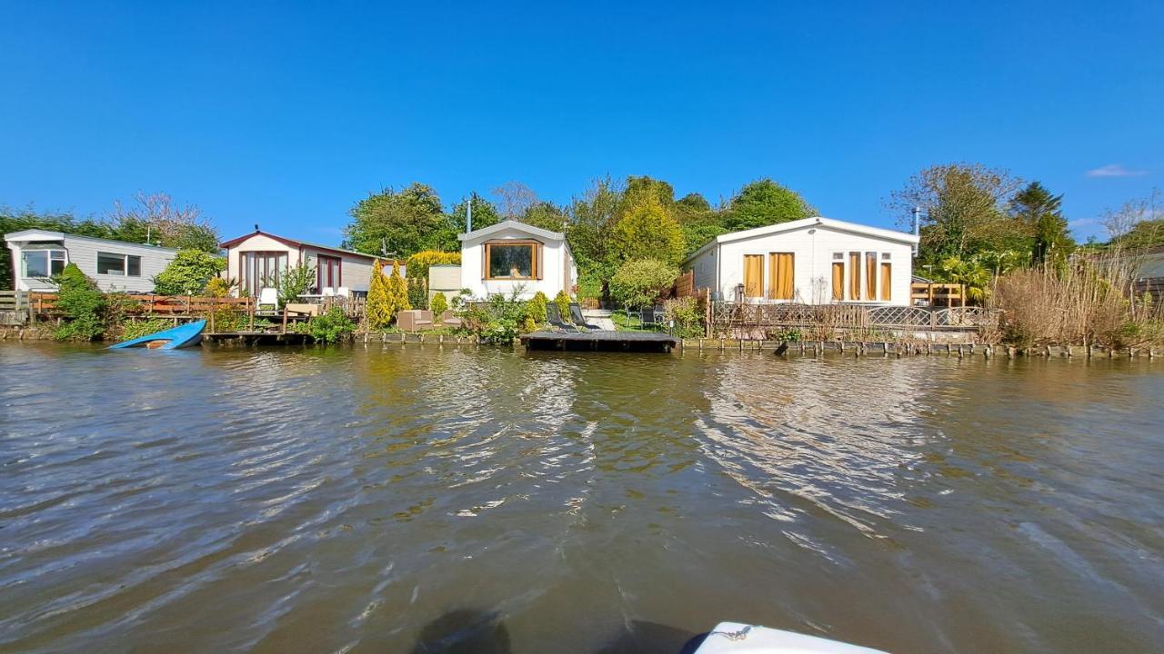 Het Witte Chalet Aan Het Water Van Monumentaal Fort Ooltgensplaat Buitenkant foto