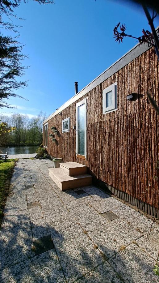 Het Witte Chalet Aan Het Water Van Monumentaal Fort Ooltgensplaat Buitenkant foto